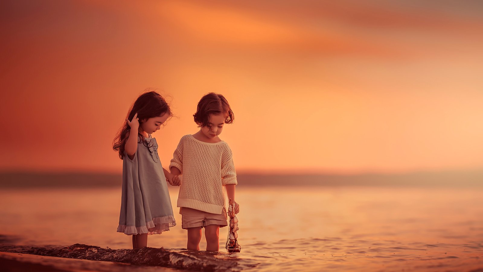 Обои закат, море, дети, девочка, мальчик, кораблик, lilia alvarado, sunset, sea, children, girl, boy, boat разрешение 2048x1616 Загрузить