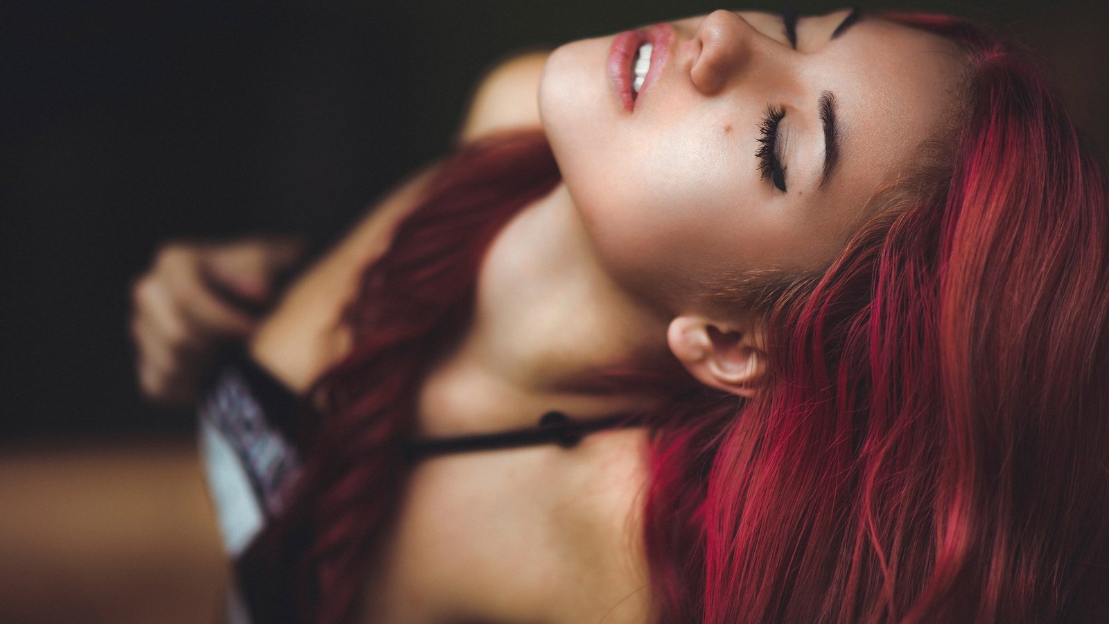 Delaia Gonzalez с красными волосами