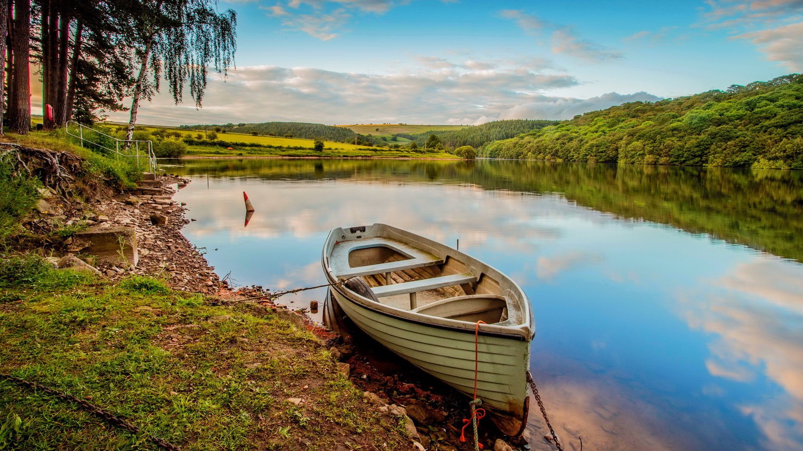 Обои небо, облака, озеро, река, берег, отражение, пейзаж, лодка, the sky, clouds, lake, river, shore, reflection, landscape, boat разрешение 2560x1600 Загрузить