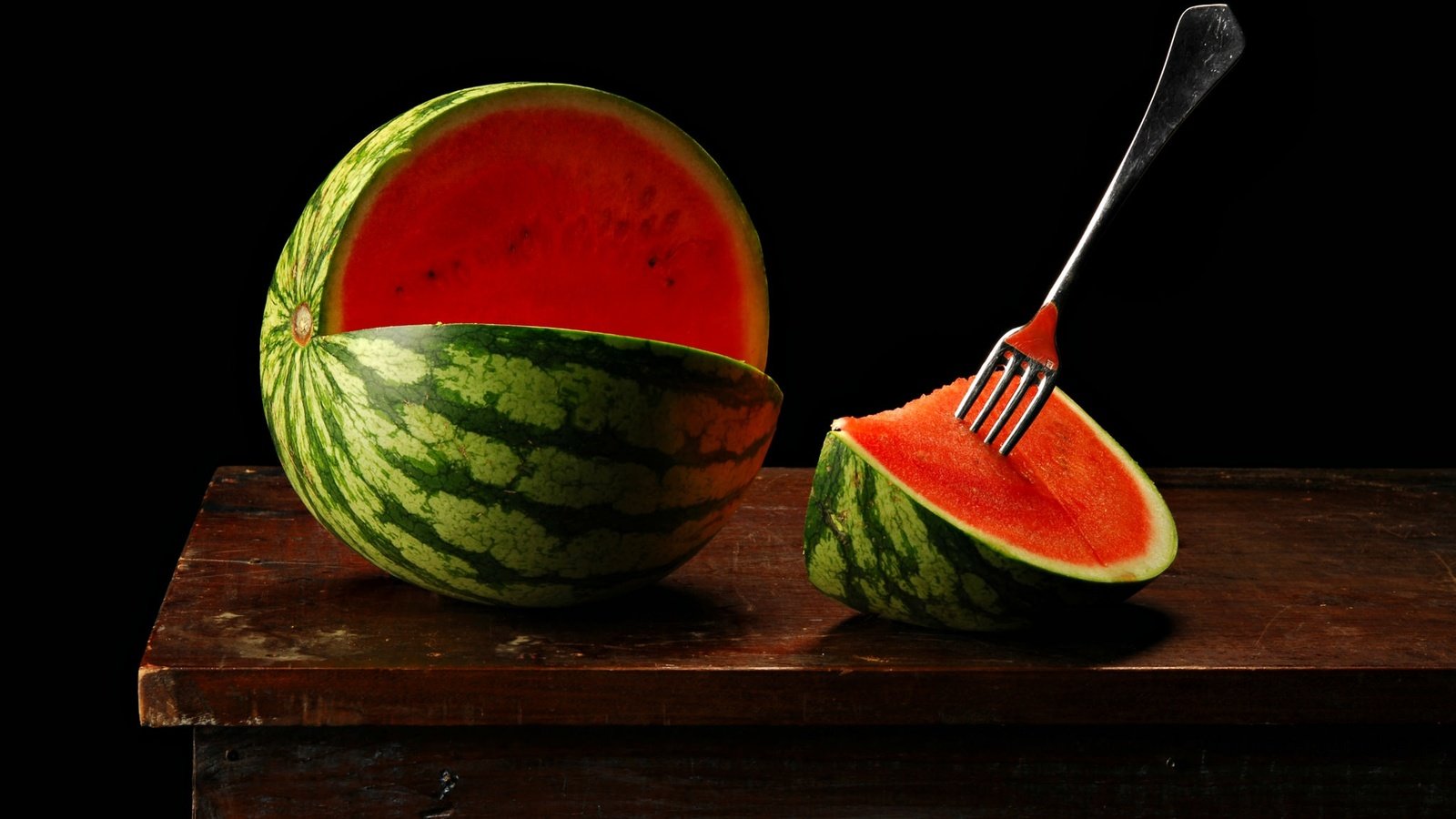 Обои стол, арбуз, вилка, черный фон, мякоть, table, watermelon, plug, black background, the flesh разрешение 2048x1360 Загрузить