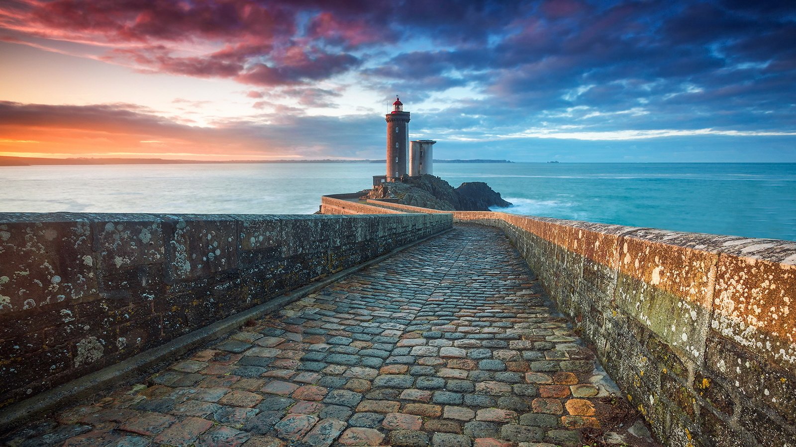 Обои небо, дорога, облака, море, маяк, горизонт, брусчатка, the sky, road, clouds, sea, lighthouse, horizon, pavers разрешение 1920x1208 Загрузить