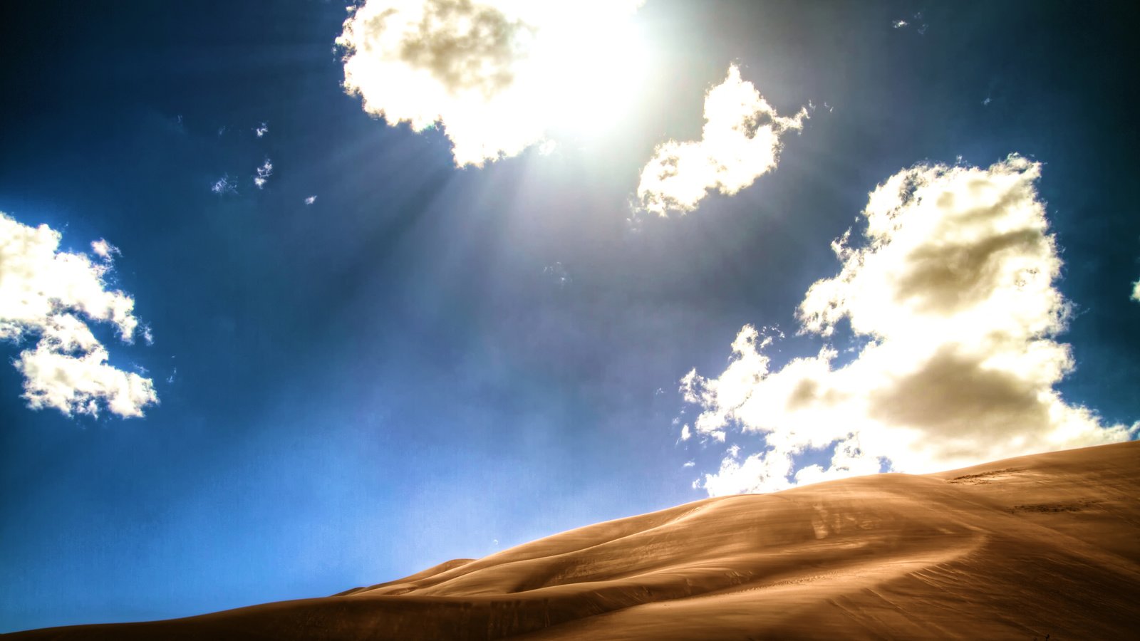 Обои небо, облака, песок, пустыня, дюны, колорадо, солнечный свет, the sky, clouds, sand, desert, dunes, colorado, sunlight разрешение 2560x1700 Загрузить