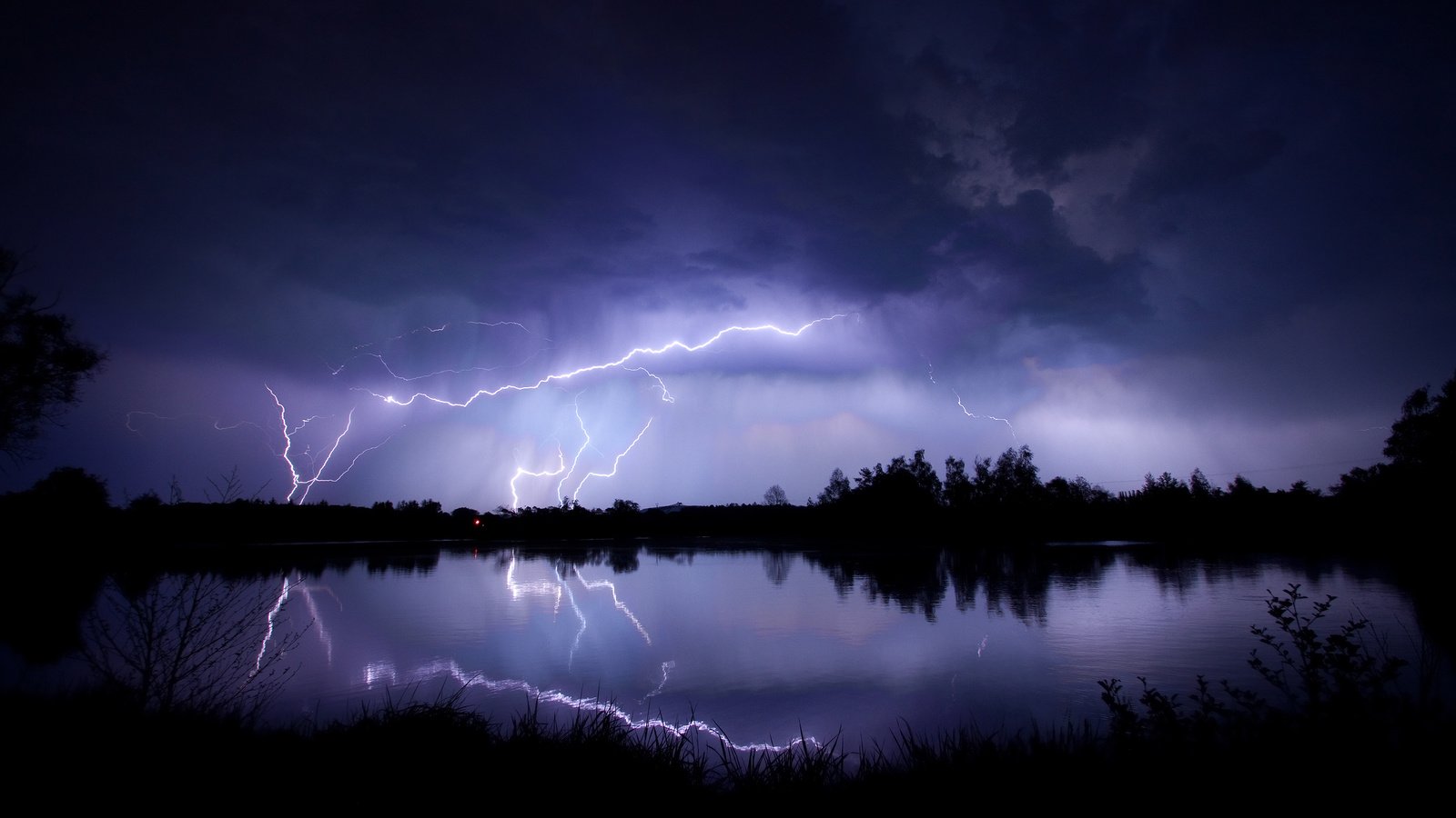 Обои небо, вечер, озеро, тучи, отражение, молния, молнии, гроза, the sky, the evening, lake, clouds, reflection, lightning, zipper, the storm разрешение 2560x1700 Загрузить