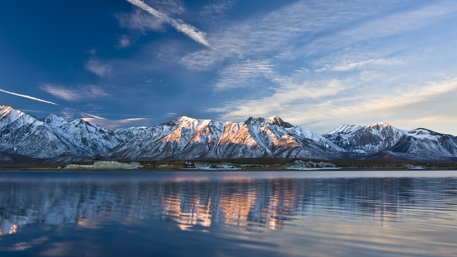 Обои небо, свет, облака, озеро, горы, волны, вершины, хребет, the sky, light, clouds, lake, mountains, wave, tops, ridge разрешение 3797x2095 Загрузить