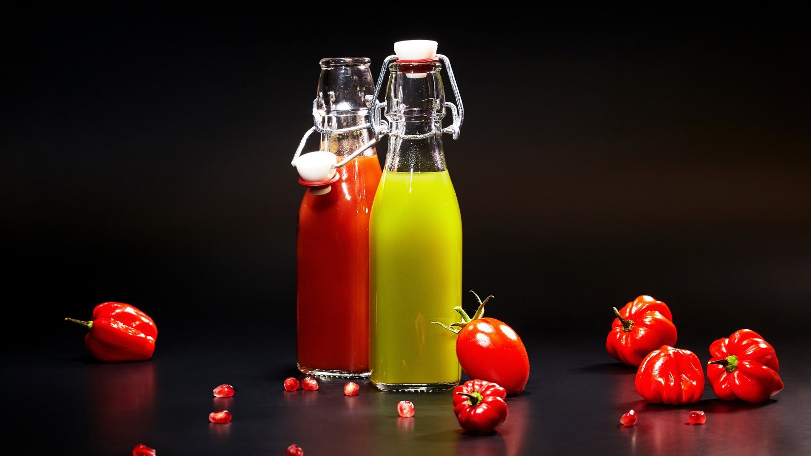 Обои напиток, черный фон, овощи, бутылка, помидоры, перец, сок, drink, black background, vegetables, bottle, tomatoes, pepper, juice разрешение 5616x3744 Загрузить