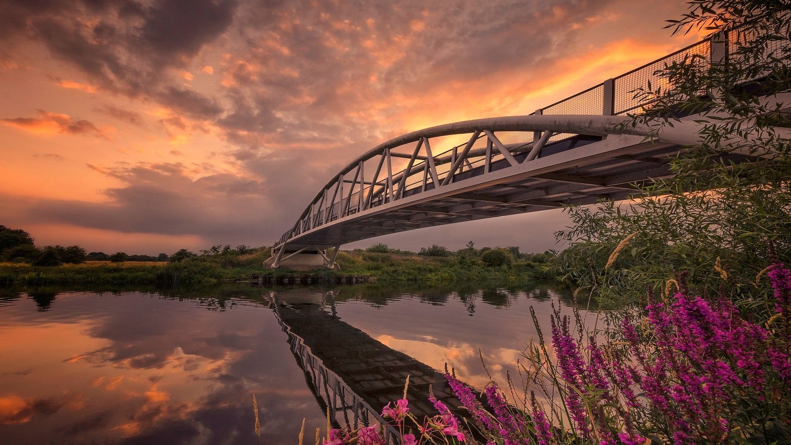 Обои небо, цветы, облака, река, отражение, мост, the sky, flowers, clouds, river, reflection, bridge разрешение 2048x1267 Загрузить