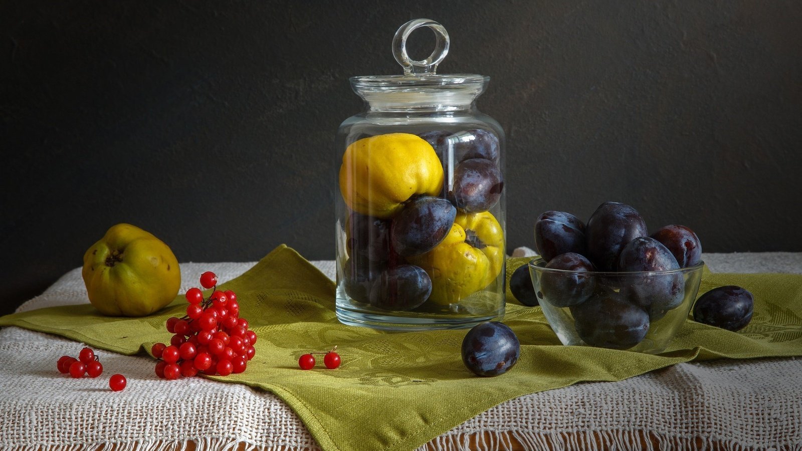 Обои фрукты, салфетка, банка, натюрморт, калина, слива, айва, fruit, napkin, bank, still life, kalina, drain, quince разрешение 2048x1293 Загрузить