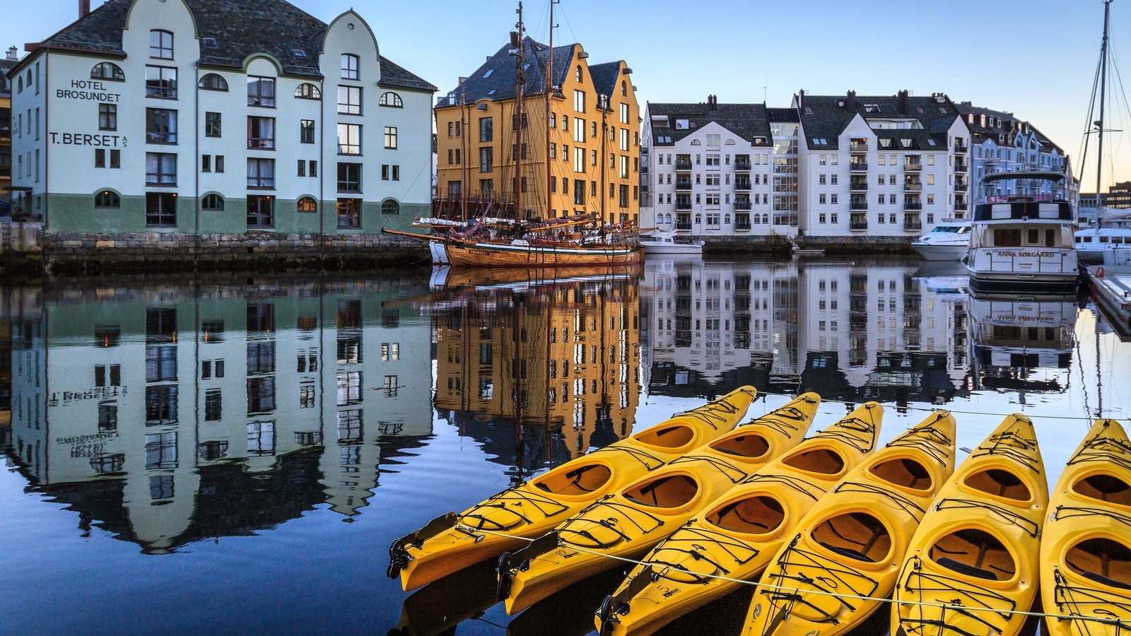 Обои отражение, лодки, здания, норвегия, олесунн, reflection, boats, building, norway, alesund разрешение 2048x1365 Загрузить