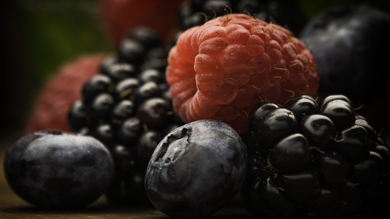 Обои макро, малина, еда, ягоды, черника, ежевика, macro, raspberry, food, berries, blueberries, blackberry разрешение 2027x1290 Загрузить