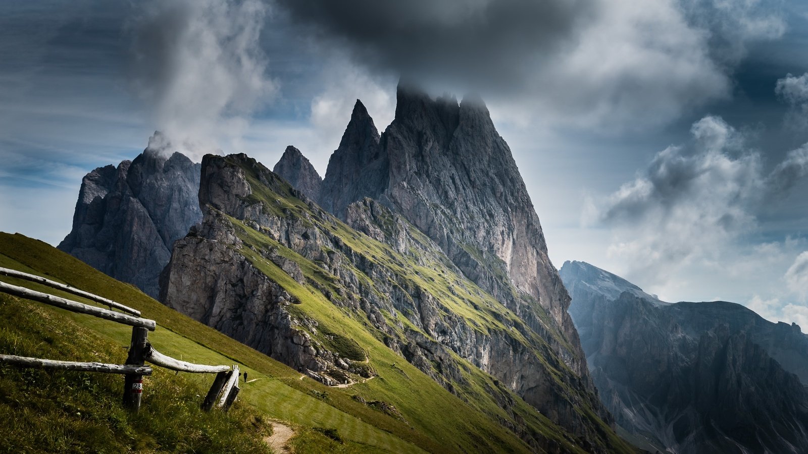 Обои небо, горы, природа, пейзаж, забор, доломитовые альпы, the sky, mountains, nature, landscape, the fence, the dolomites разрешение 2981x1677 Загрузить