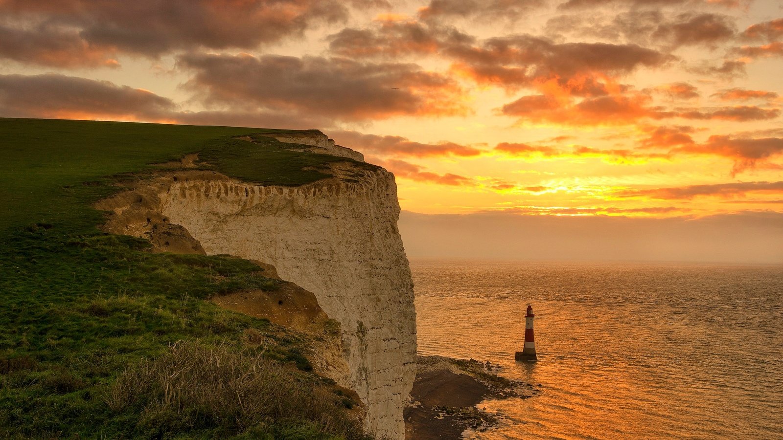 Обои облака, море, скала, маяк, англия, зарево, clouds, sea, rock, lighthouse, england, glow разрешение 2048x1307 Загрузить