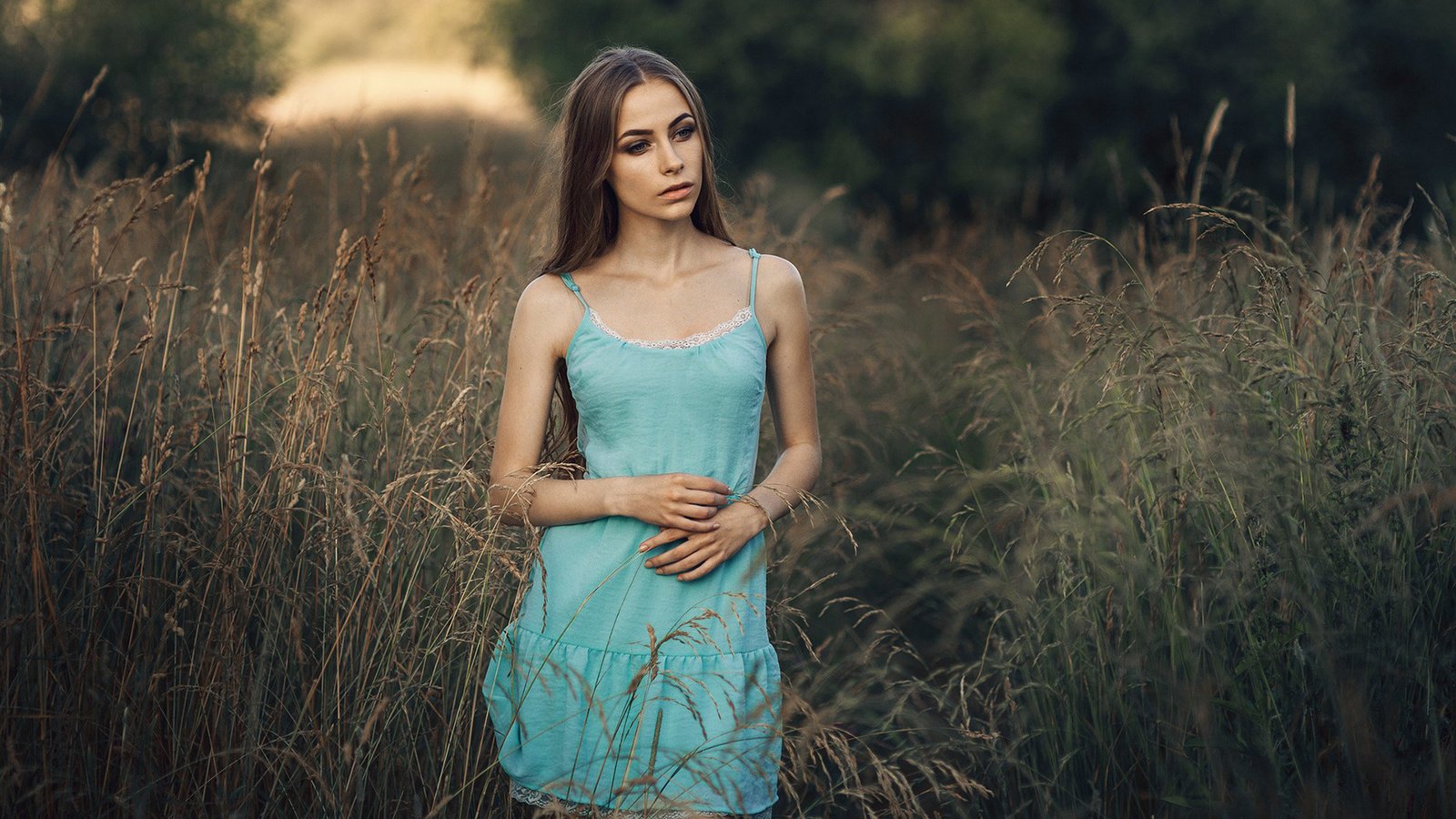 Обои трава, девушка, платье, взгляд, модель, волосы, лицо, шатенка, grass, girl, dress, look, model, hair, face, brown hair разрешение 1920x1200 Загрузить