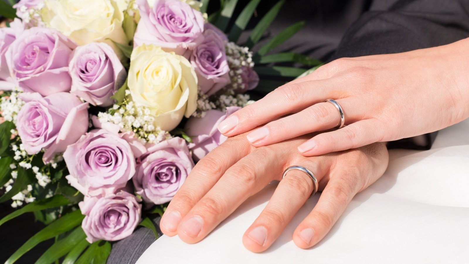 Обои розы, любовь, букет, руки, кольца, свадьба, roses, love, bouquet, hands, ring, wedding разрешение 2560x1600 Загрузить