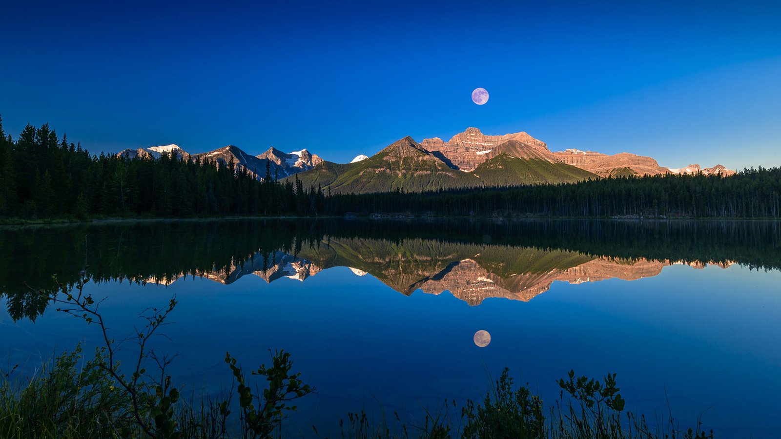 Обои озеро, горы, природа, лес, отражение, пейзаж, луна, lake, mountains, nature, forest, reflection, landscape, the moon разрешение 1920x1200 Загрузить