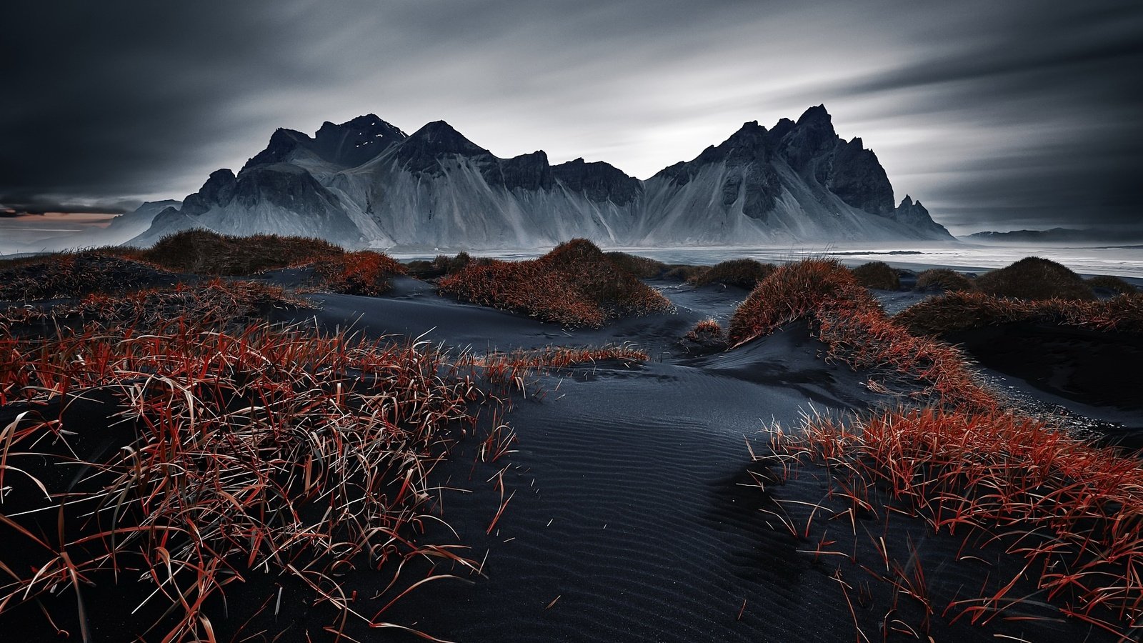 Обои небо, горы, природа, пейзаж, исландия, темно, vestrahorn islande, the sky, mountains, nature, landscape, iceland, dark разрешение 1920x1282 Загрузить