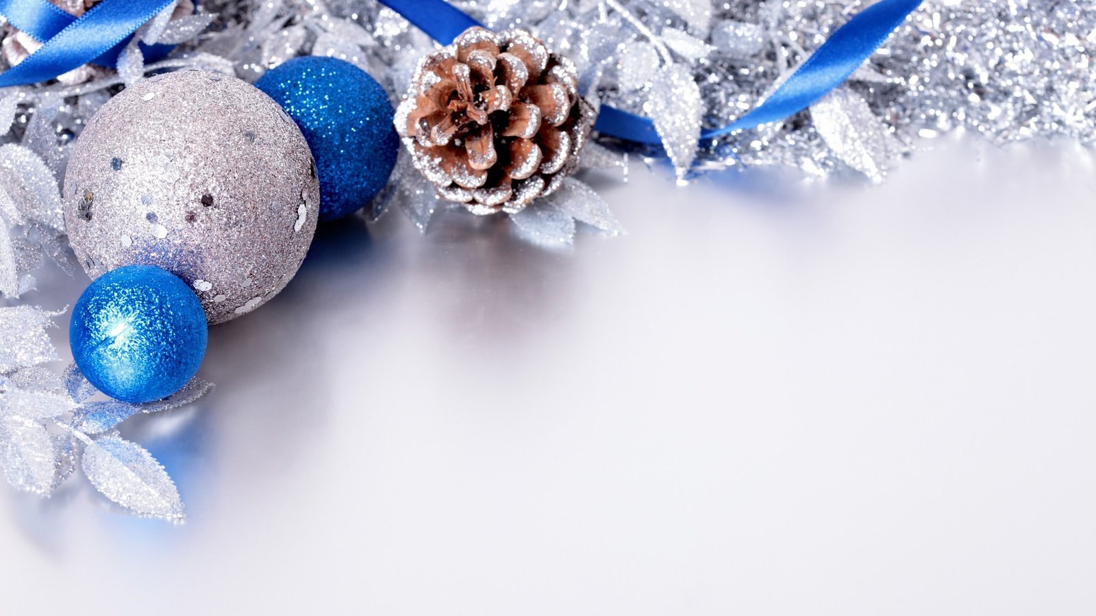 Обои новый год, шары, шишка, рождество, елочные украшения, мишура, new year, balls, bump, christmas, christmas decorations, tinsel разрешение 2880x1800 Загрузить