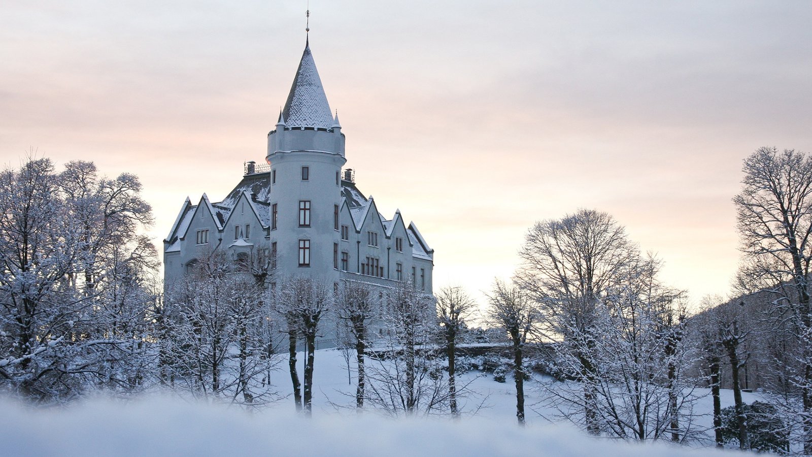 Обои зима, парк, замок, норвегии, берген, winter, park, castle, norway, bergen разрешение 1920x1200 Загрузить