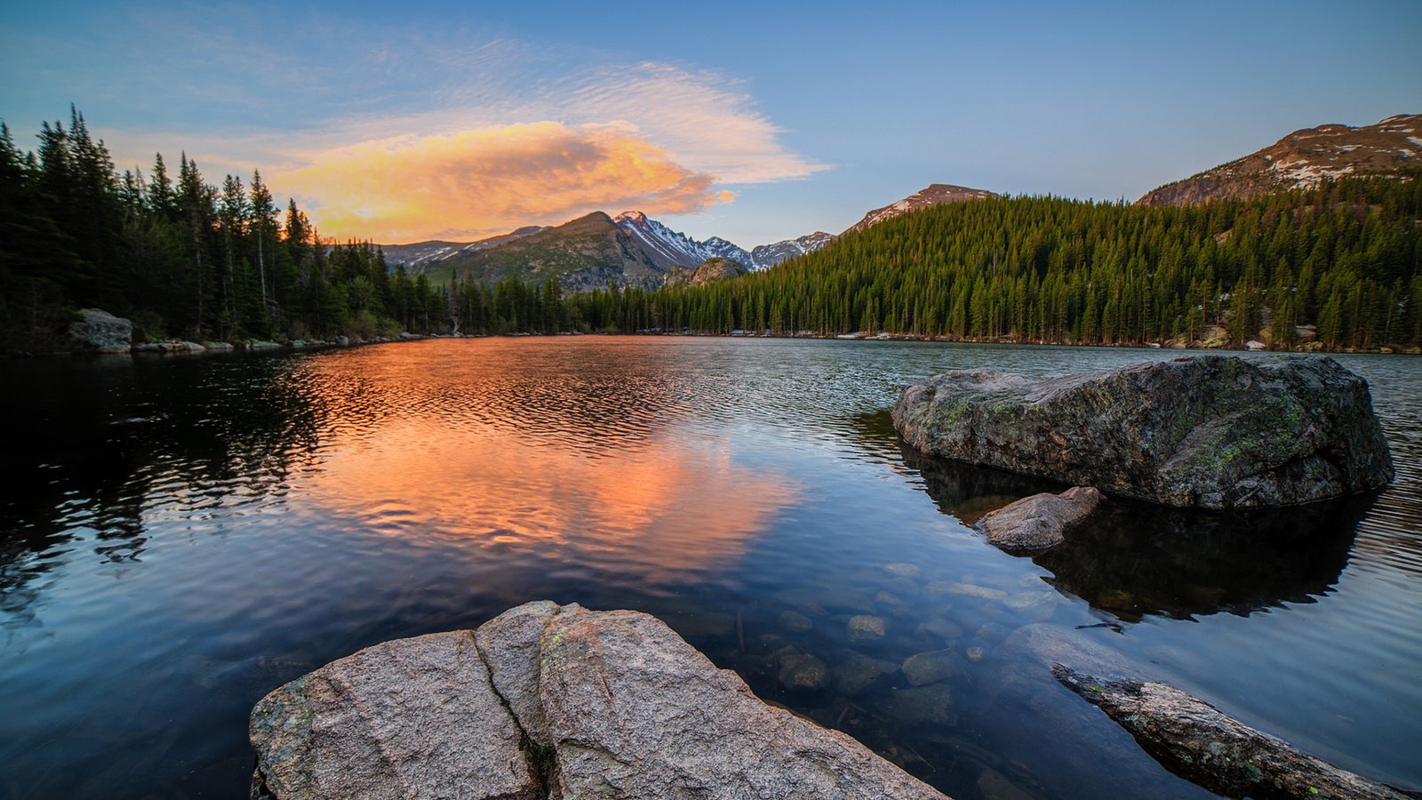 Обои небо, облака, озеро, горы, природа, камни, лес, the sky, clouds, lake, mountains, nature, stones, forest разрешение 1920x1200 Загрузить