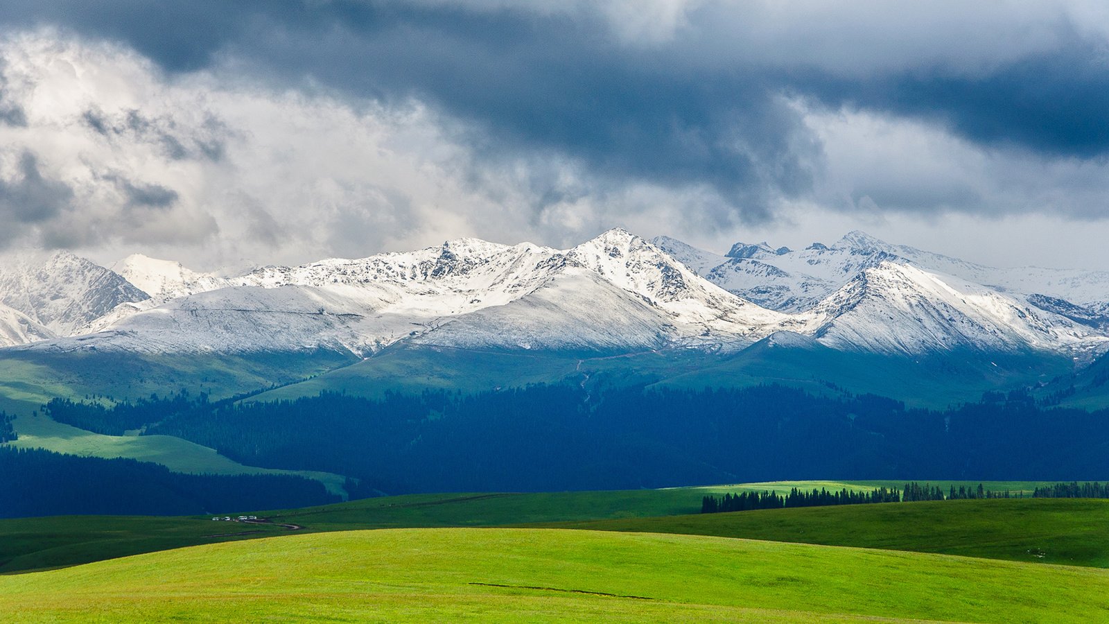 Обои небо, облака, горы, природа, пейзаж, поле, снежные вершины, the sky, clouds, mountains, nature, landscape, field, snowy peaks разрешение 1920x1200 Загрузить