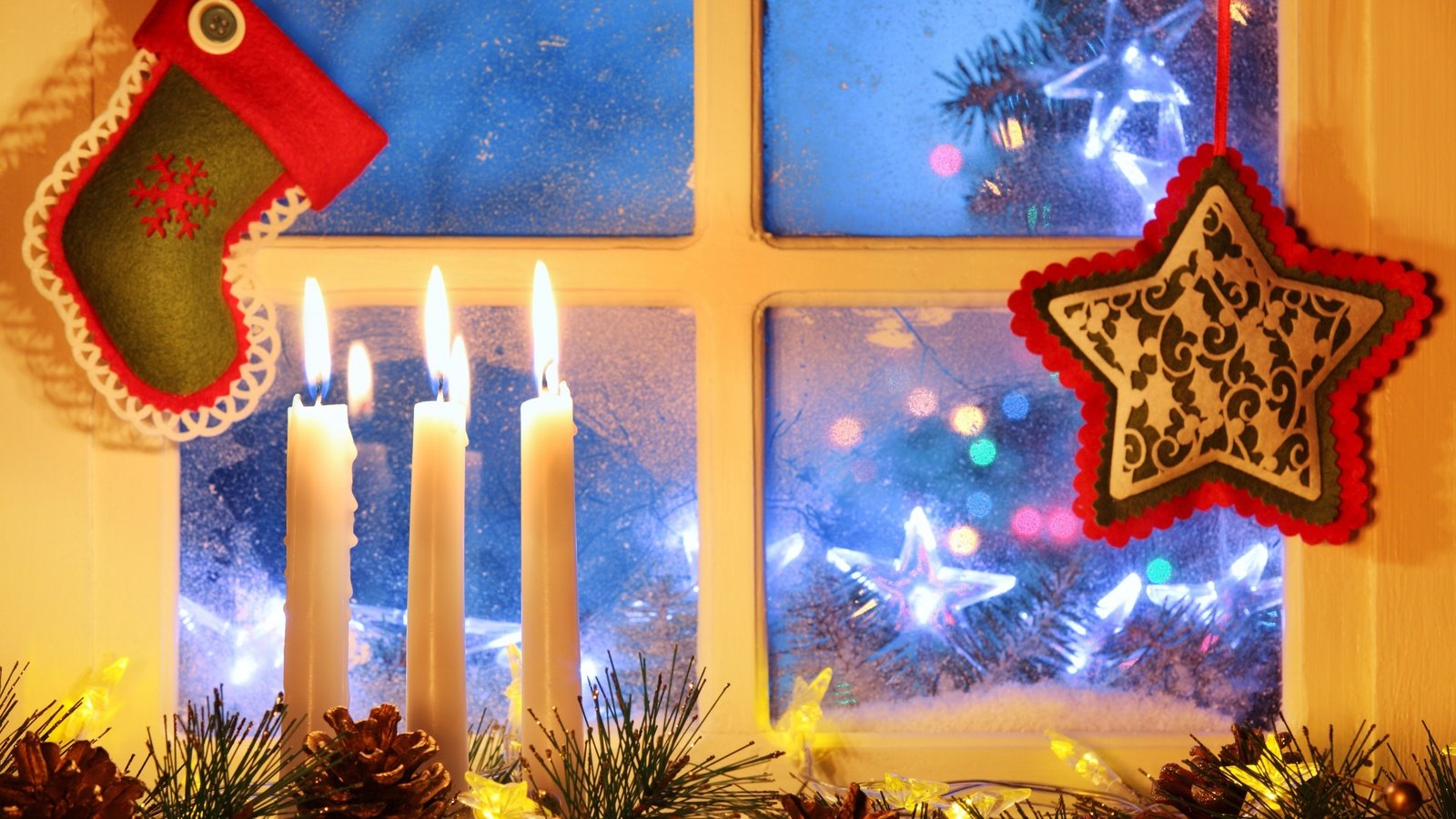 Обои свечи, новый год, окно, рождество, шишки, candles, new year, window, christmas, bumps разрешение 2880x1800 Загрузить