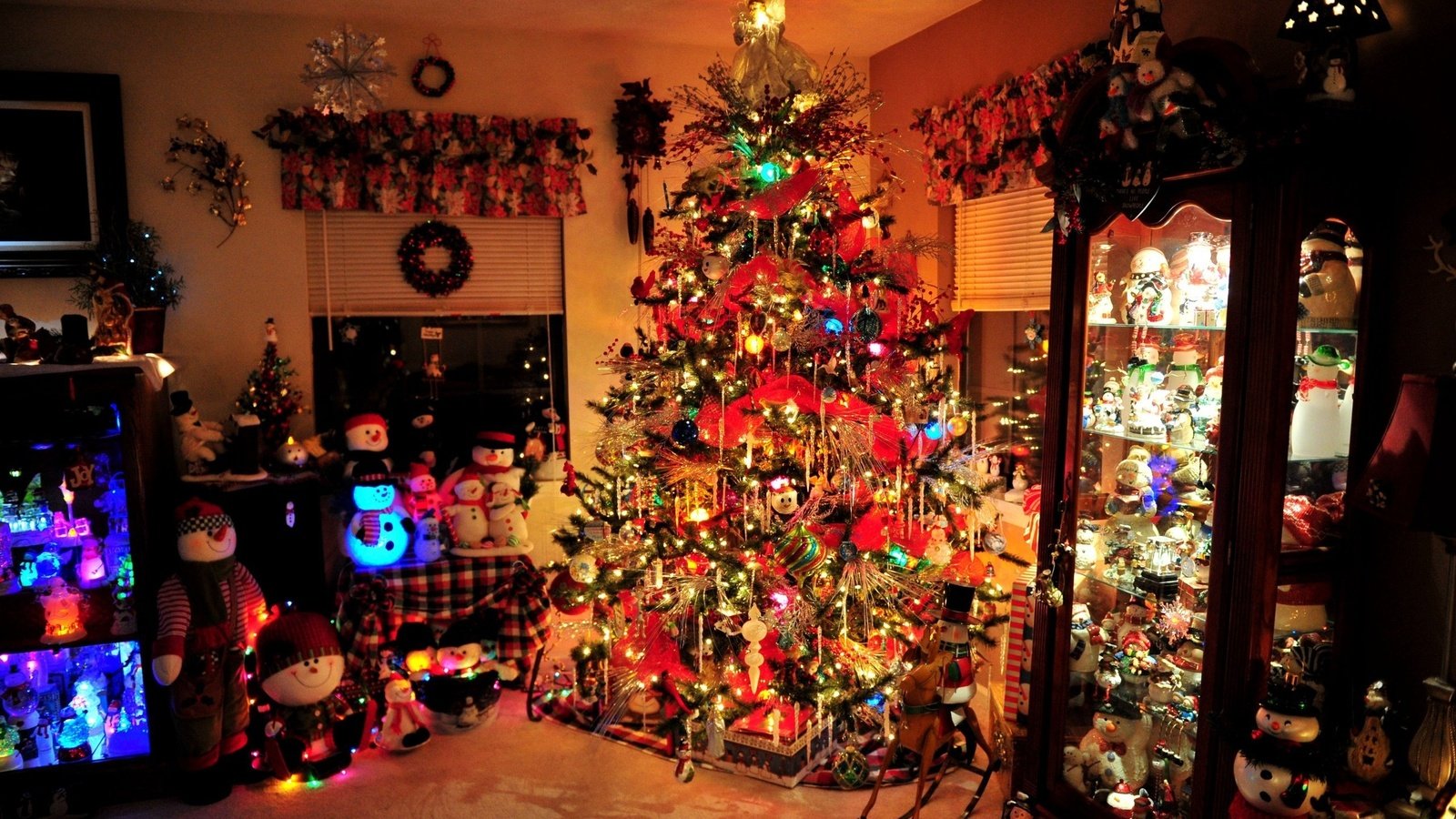 Обои огни, елка, интерьер, дом, игрушки, праздники, рождество, снеговики, lights, tree, interior, house, toys, holidays, christmas, snowmen разрешение 2560x1703 Загрузить