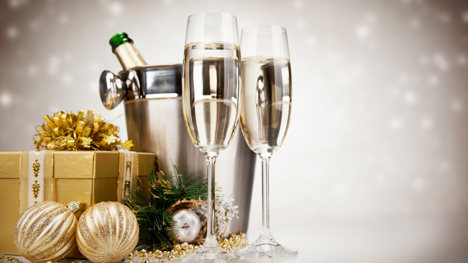 Обои новый год, шарики, бокалы, подарок, рождество, елочные игрушки, шампанское, new year, balls, glasses, gift, christmas, christmas decorations, champagne разрешение 3840x2400 Загрузить