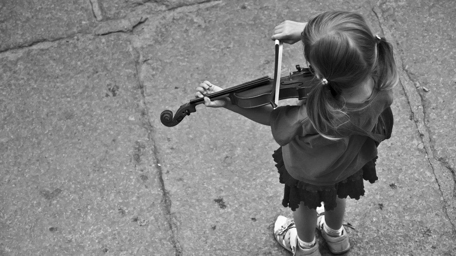 Обои скрипка, музыка, чёрно-белое, дети, девочка, violin, music, black and white, children, girl разрешение 1920x1200 Загрузить