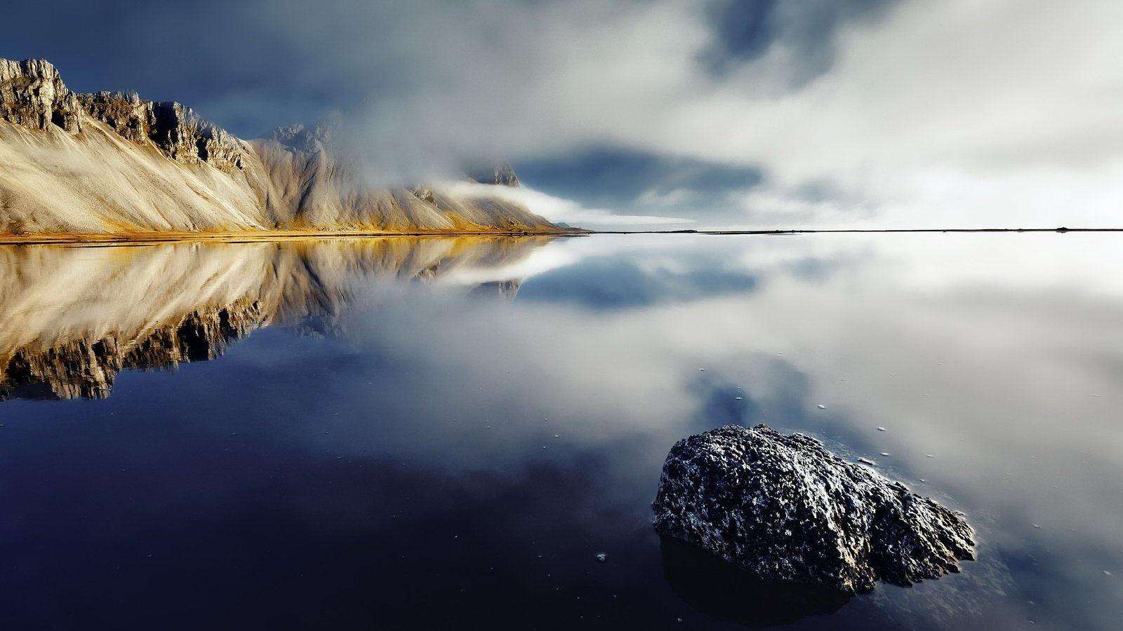 Обои небо, облака, горы, берег, отражение, море, the sky, clouds, mountains, shore, reflection, sea разрешение 1920x1281 Загрузить