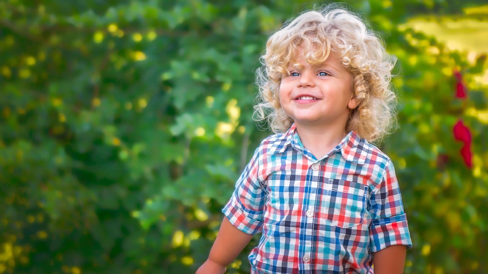 Обои улыбка, взгляд, волосы, лицо, ребенок, мальчик, smile, look, hair, face, child, boy разрешение 2880x1800 Загрузить