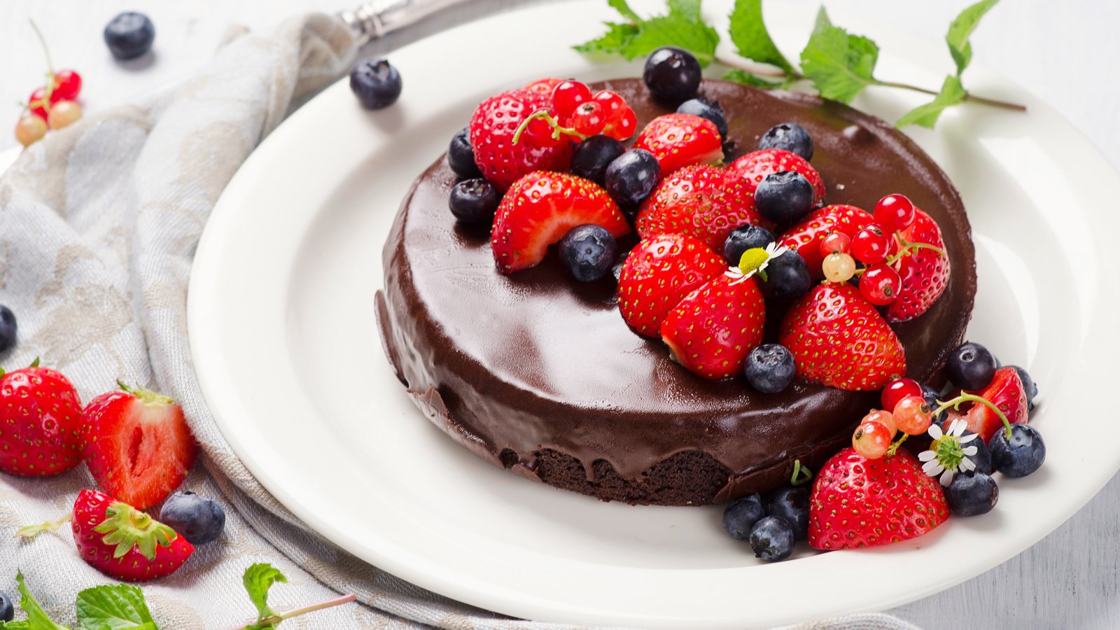 Обои клубника, ягоды, черника, шоколад, торт, крем, strawberry, berries, blueberries, chocolate, cake, cream разрешение 4928x3264 Загрузить