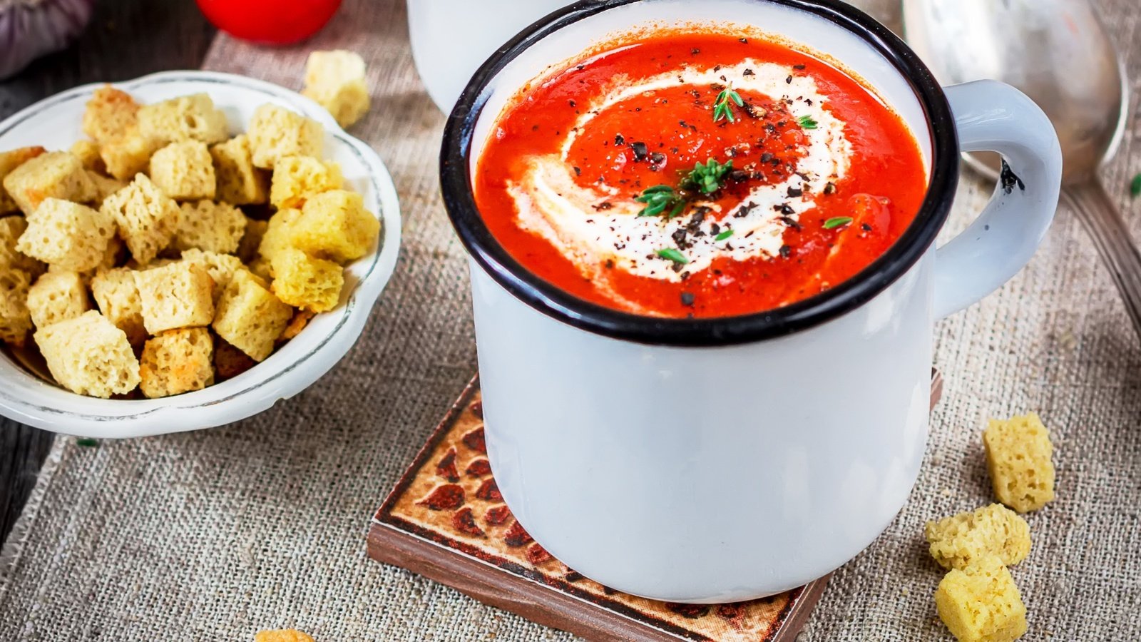 Обои кружка, сметана, суп, сухарики, гаспаччо, крутоны, mug, sour cream, soup, crackers, gazpacho, croutons разрешение 2100x1407 Загрузить