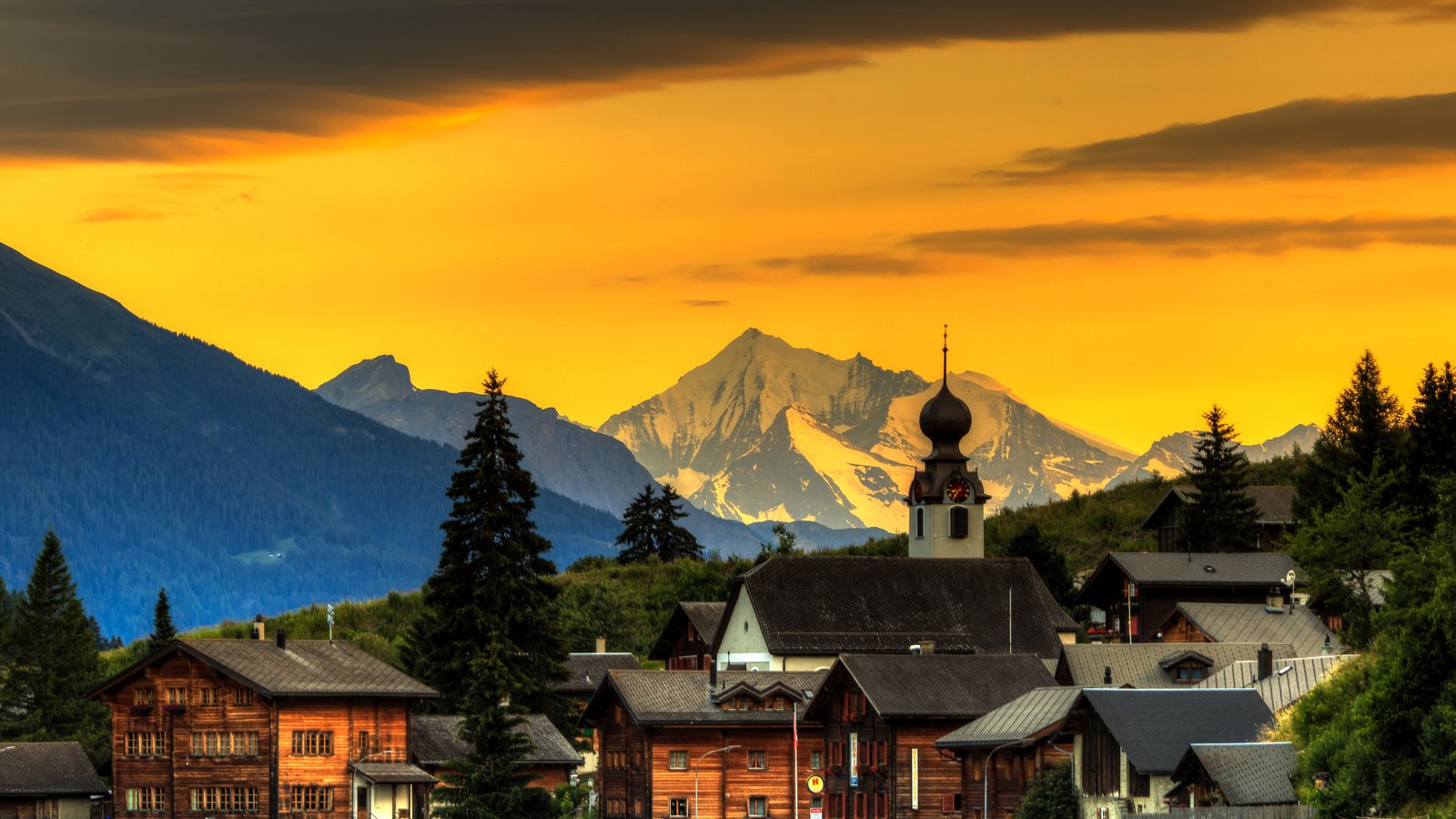 Обои небо, деревья, горы, закат, швейцария, дома, городок, the sky, trees, mountains, sunset, switzerland, home, town разрешение 2704x1800 Загрузить