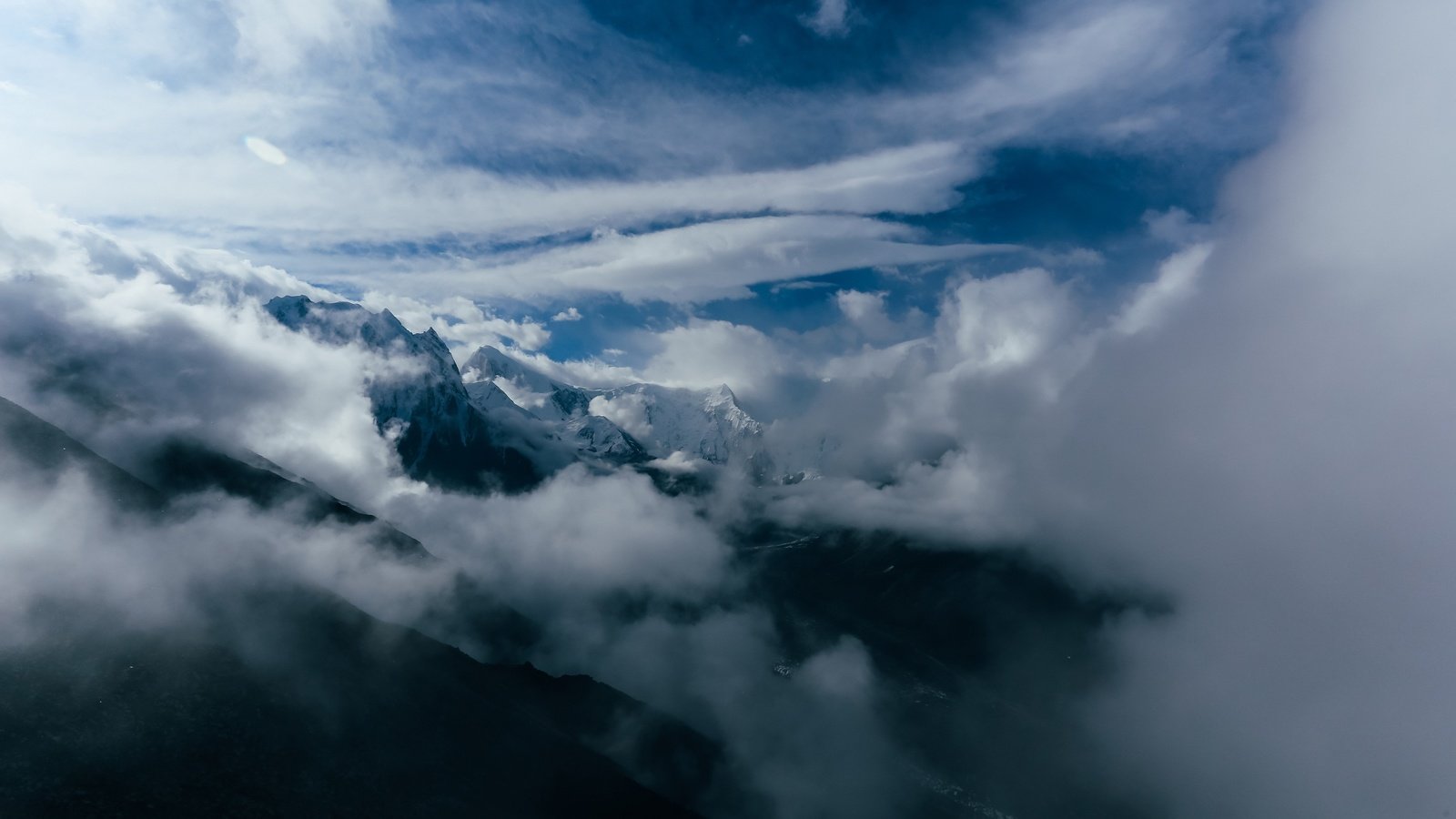 Обои небо, облака, горы, туман, the sky, clouds, mountains, fog разрешение 3840x2484 Загрузить