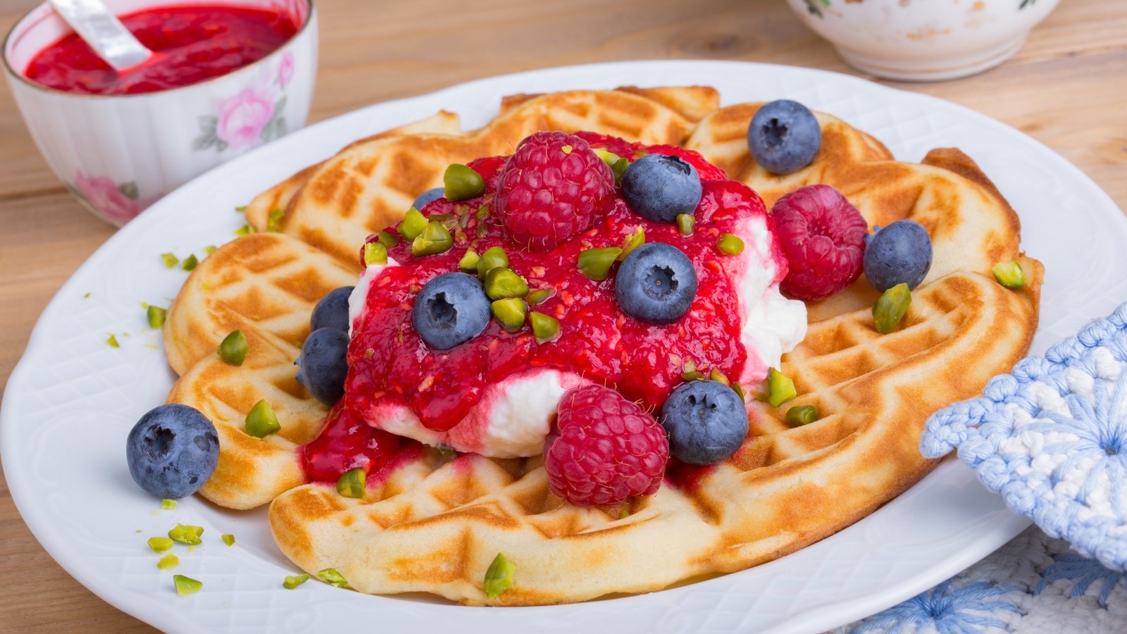 Обои мороженое, ягоды, десерт, вафли, сироп, ice cream, berries, dessert, waffles, syrup разрешение 4000x2636 Загрузить