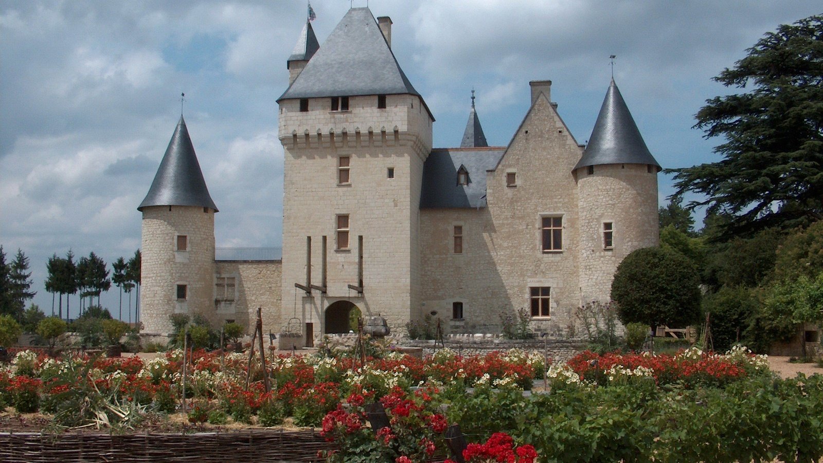 Обои цветы, замок, архитектура, здание, франция, замок риво, château du rivau, flowers, castle, architecture, the building, france разрешение 3678x2753 Загрузить