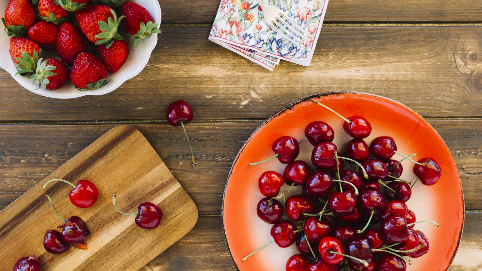 Обои клубника, ягоды, вишня, тарелка, разделочная доска, strawberry, berries, cherry, plate, cutting board разрешение 4733x3155 Загрузить