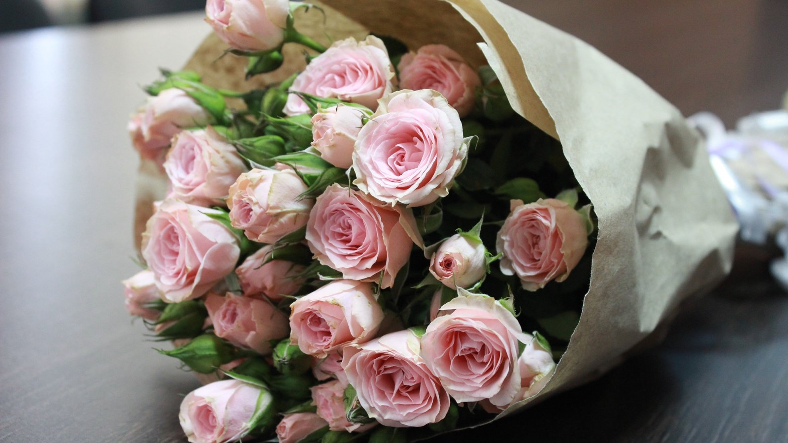 Обои розы, стол, букет, упаковка, розовая роза, букет на столе, roses, table, bouquet, packaging, pink rose, the bouquet on the table разрешение 5184x3456 Загрузить