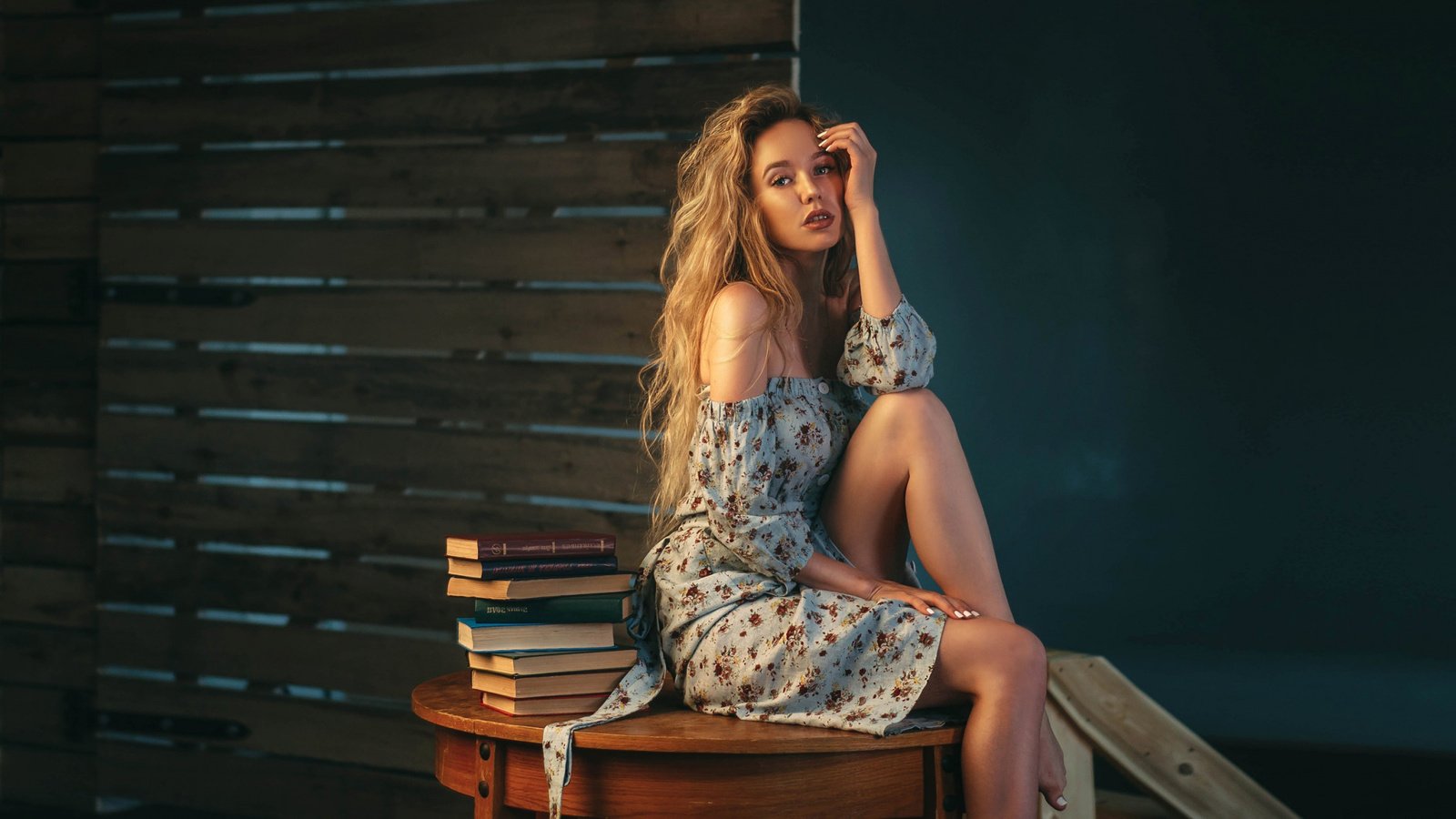 Обои девушка, платье, поза, взгляд, книги, сидит, плечи, girl, dress, pose, look, books, sitting, shoulders разрешение 2112x1188 Загрузить