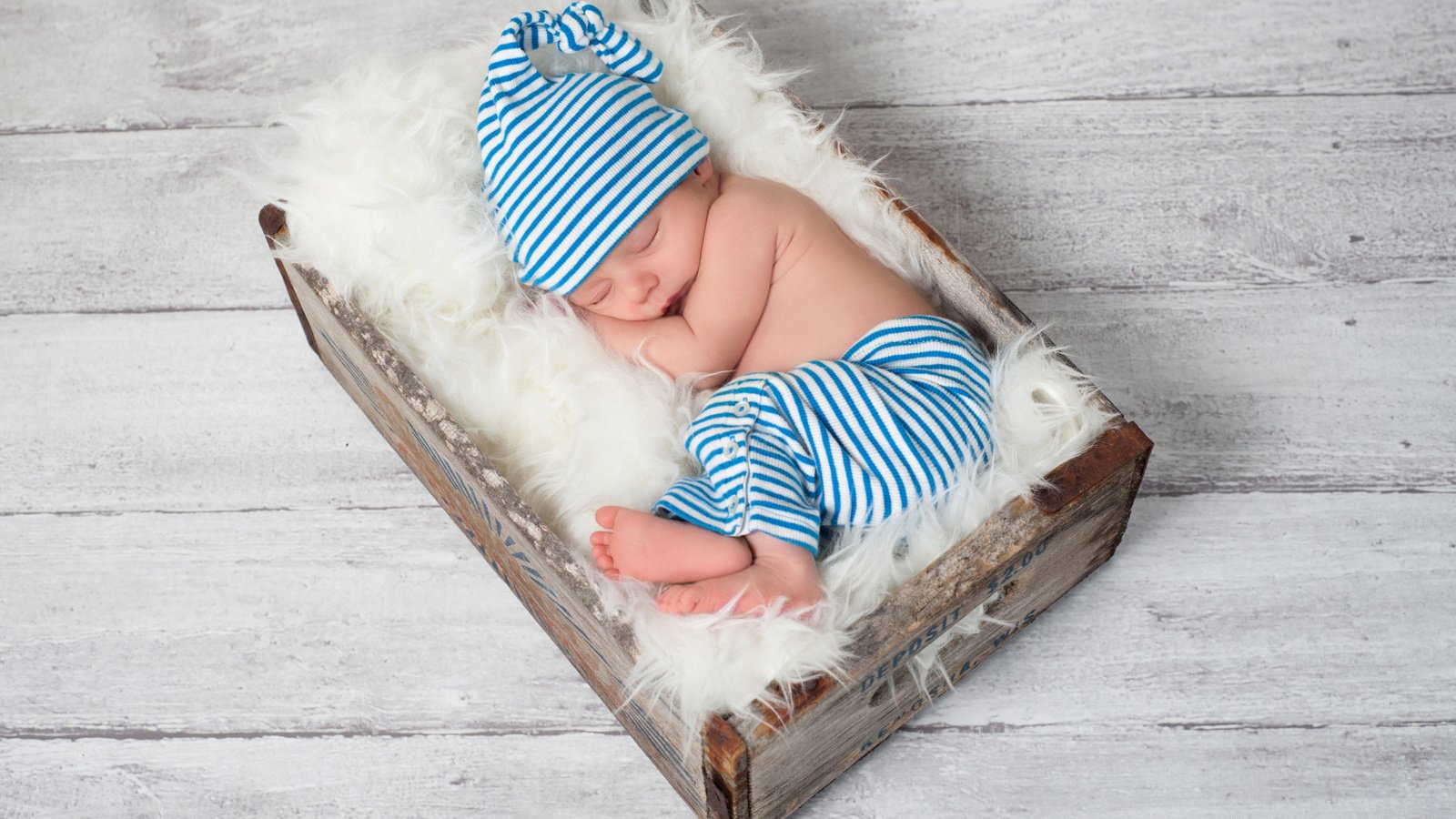 Обои спит, мальчик, младенец, шапочка, мех, дерева, штанишки, sleeping, boy, baby, cap, fur, wood, pants разрешение 1920x1080 Загрузить