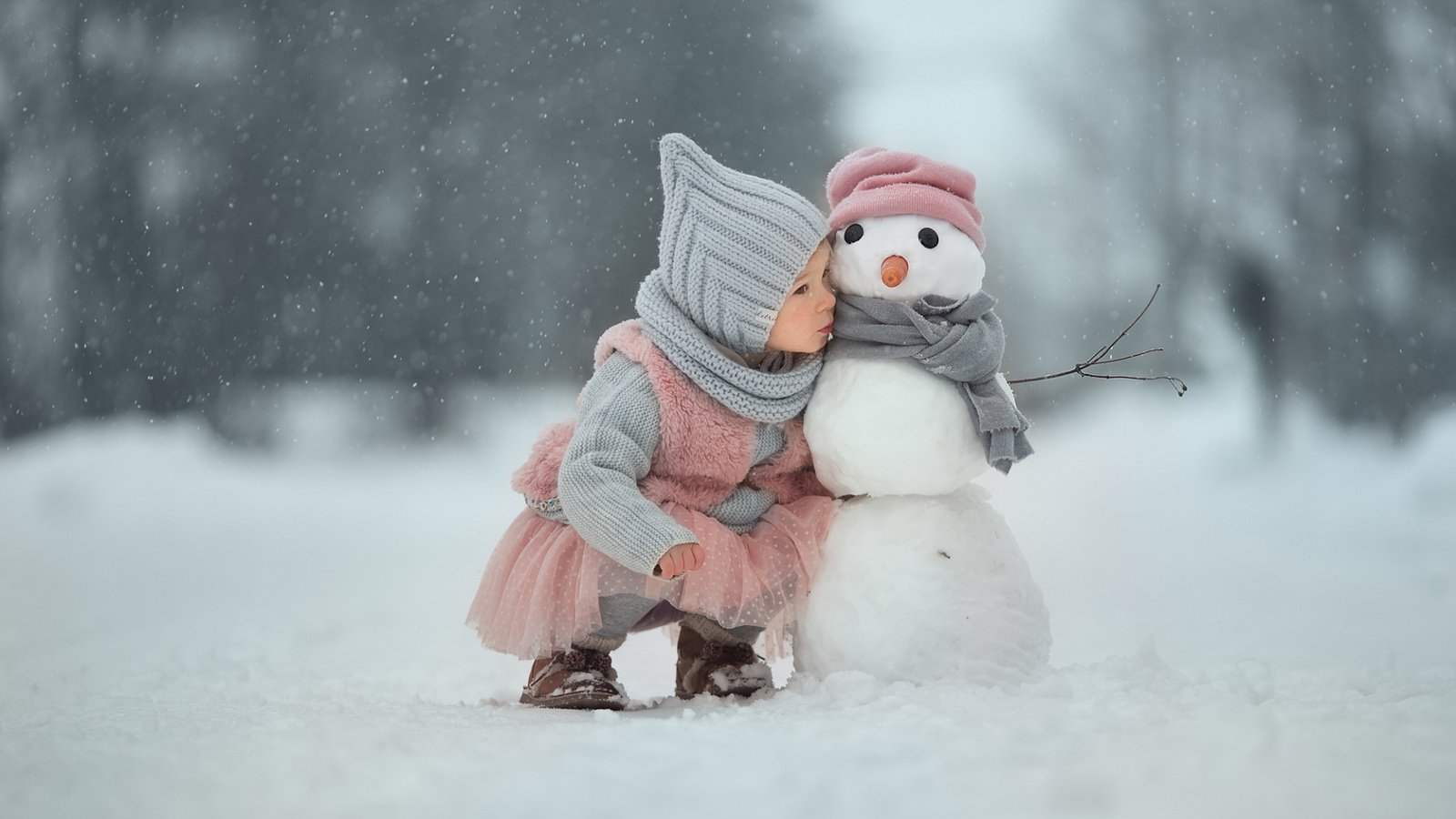 Обои снег, зима, девочка, снеговик, друзья, по секрету, snow, winter, girl, snowman, friends, secret разрешение 1920x1080 Загрузить