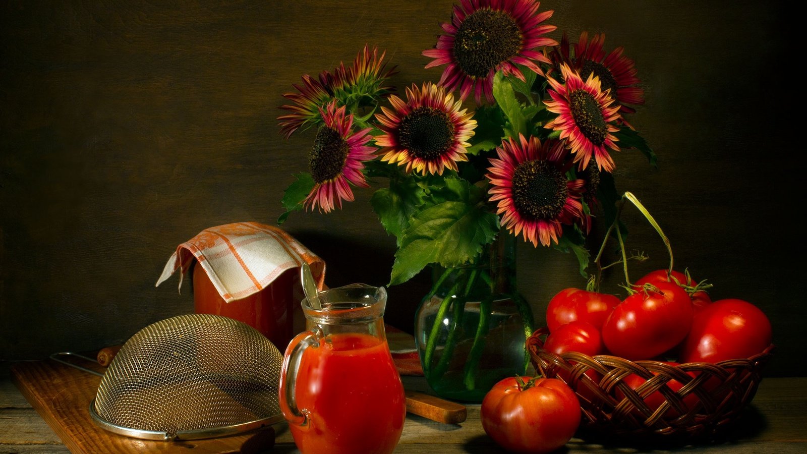 Обои цветы, фон, помидоры, натюрморт, томатный сок, flowers, background, tomatoes, still life, tomato juice разрешение 2000x1410 Загрузить