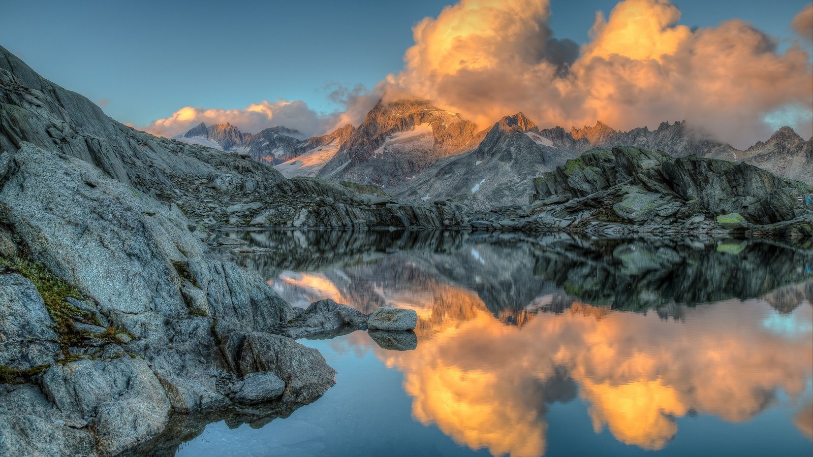 Обои небо, облака, озеро, горы, природа, отражение, the sky, clouds, lake, mountains, nature, reflection разрешение 2048x1365 Загрузить