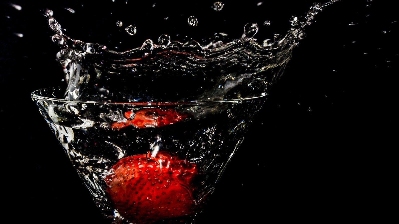 Обои вода, клубника, брызги, бокал, черный фон, фужер, water, strawberry, squirt, glass, black background разрешение 2048x1512 Загрузить