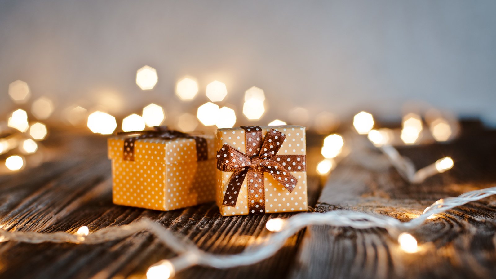 Обои новый год, подарки, стол, праздник, рождество, огоньки, new year, gifts, table, holiday, christmas, lights разрешение 6257x4171 Загрузить