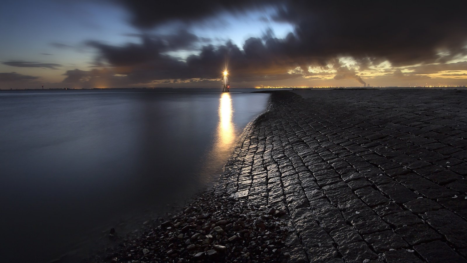 Обои ночь, камни, берег, море, маяк, night, stones, shore, sea, lighthouse разрешение 2048x1152 Загрузить