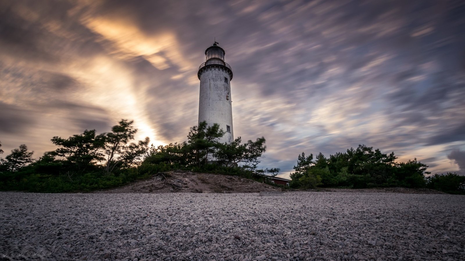 Обои небо, берег, маяк, the sky, shore, lighthouse разрешение 2048x1152 Загрузить