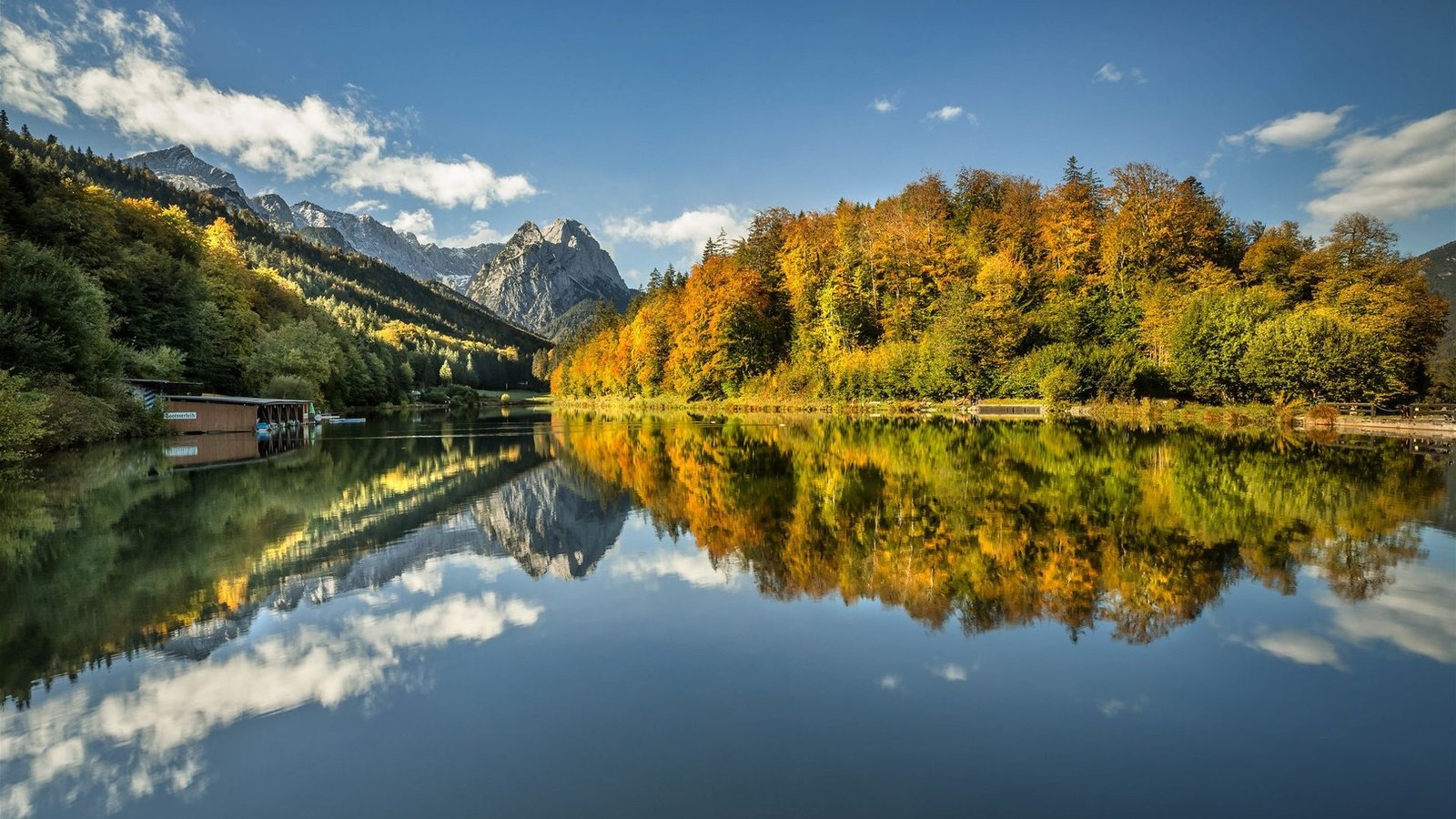 Обои озеро, горы, лес, отражение, осень, германия, бавария, lake, mountains, forest, reflection, autumn, germany, bayern разрешение 1920x1250 Загрузить