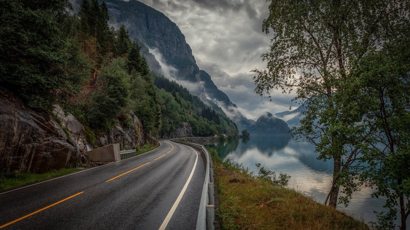 Обои дорога, деревья, озеро, горы, норвегия, road, trees, lake, mountains, norway разрешение 2448x1500 Загрузить