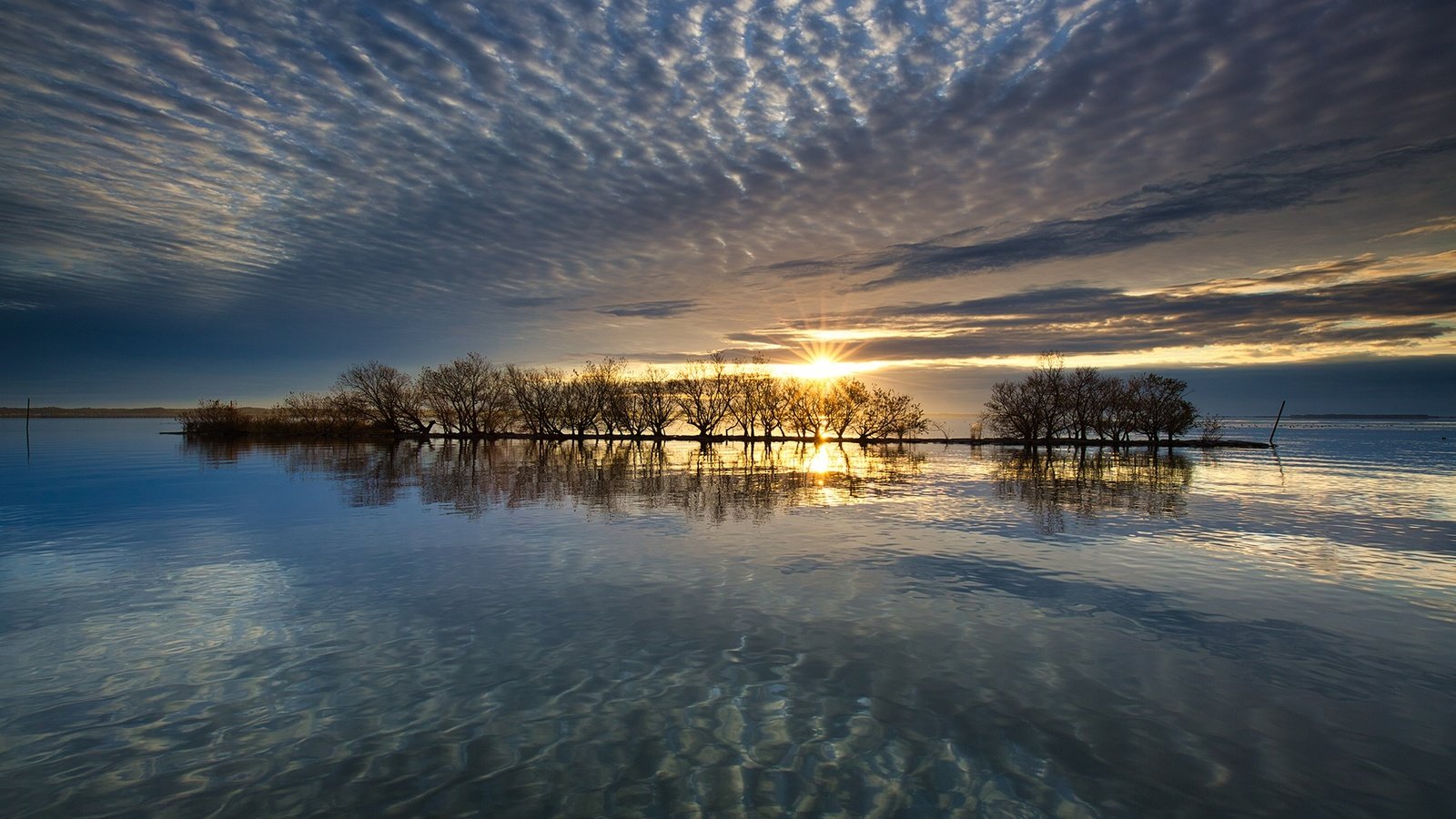 Обои небо, облака, деревья, вода, озеро, солнце, лучи, японии, the sky, clouds, trees, water, lake, the sun, rays, japan разрешение 2048x1365 Загрузить