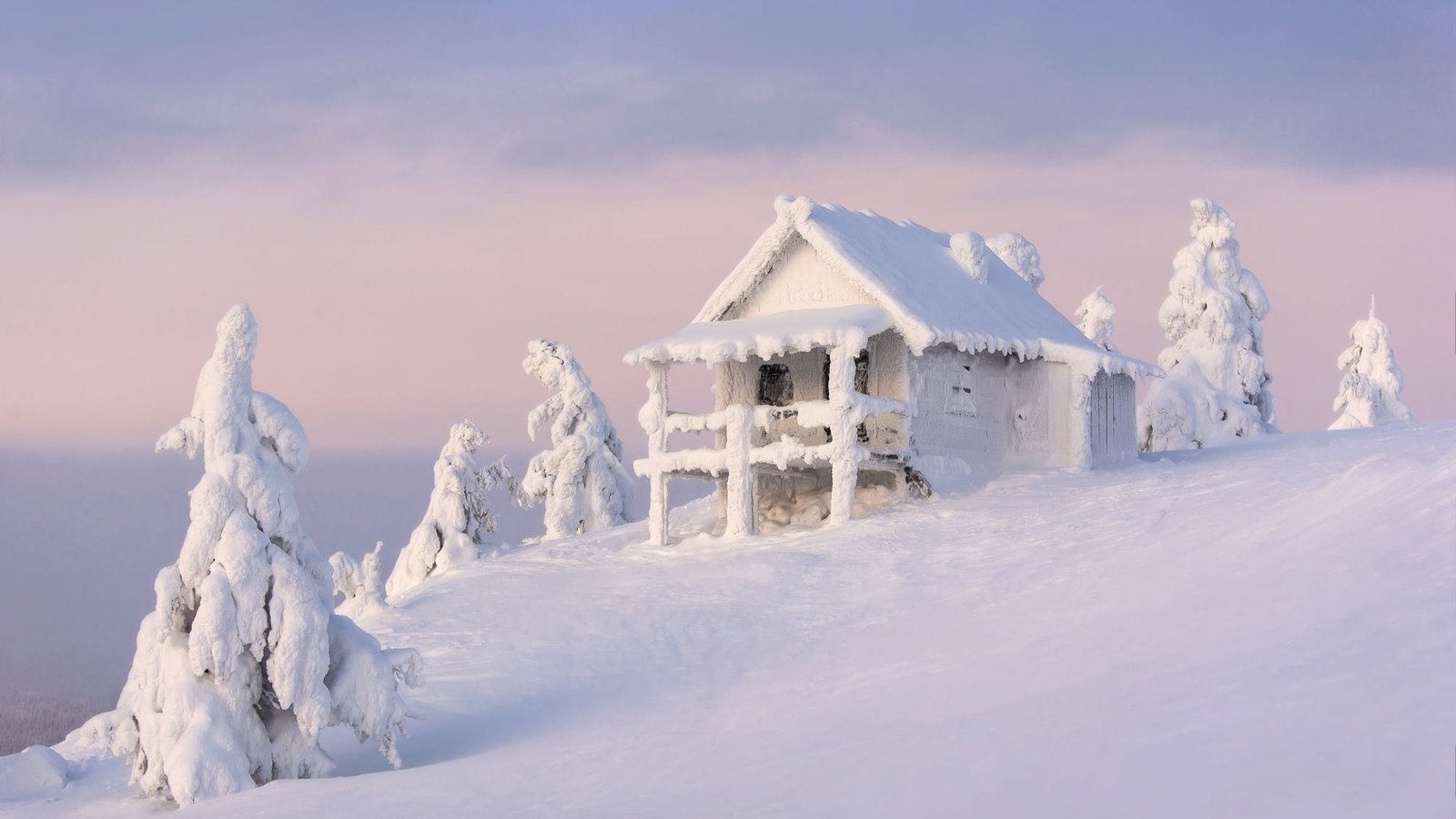 Обои небо, облака, снег, природа, зима, склон, дом, домик, избушка, hut, the sky, clouds, snow, nature, winter, slope, house разрешение 2000x1190 Загрузить